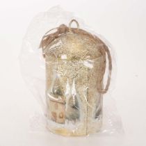 Article Cloche décorative en métal blanc et or avec motif village d'hiver, 20 cm