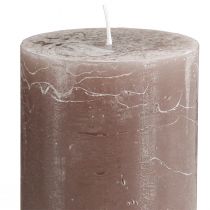 Article Grandes bougies piliers brunes 70×120 mm, lot de 4 – Élégantes bougies cylindriques brun fumé, teintées dans la masse pour une décoration et une ambiance chaleureuse.