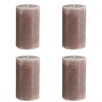 Article Grandes bougies piliers brunes 70×120 mm, lot de 4 – Élégantes bougies cylindriques brun fumé, teintées dans la masse pour une décoration et une ambiance chaleureuse.