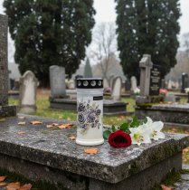 Article Bougies funéraires blanches à motifs floraux, Ø 7,5 cm x H 16,5 cm, lot de 6