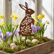 Article Piquet décoratif lapin en métal rouillé avec motif floral 9×15cm
