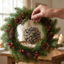 Article Boule à suspendre en cônes d'aulne effet blanchi 12 cm