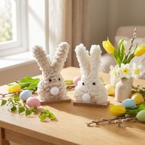 Article Duo de lapins en peluche sur socle en bois – Décoration printanière beige et blanche H18 cm