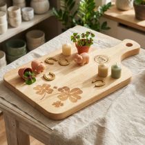 Article Planche décorative en bois de manguier avec motifs de trèfles gravés 38×22 cm