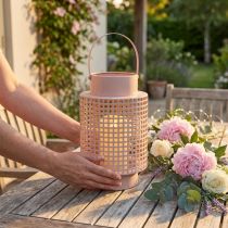 Article Lanterne décorative en métal rose saumon avec support en verre Ø18cm H29cm