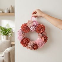 Article Couronne suspendue avec fleurs roses en bois de Sola - Décoration intérieure 25 cm