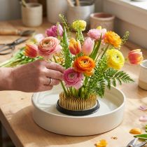 Article Support floral rond en métal Ø60mm avec picots en laiton et base antidérapante