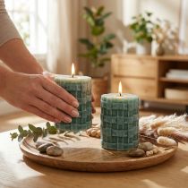Article Bougies Rustiques Vertes avec Motif Croisé – Lot de 2, 80x65 mm, Durée 25h