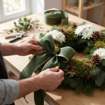 Article Ruban décoratif vert foncé avec effet moiré et bordure dorée 100 mm