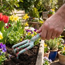 Article Mini-griffe de jardin en métal décorée de motifs roses – L23 cm