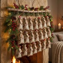 Article Sachet en lin pour calendrier de l’Avent motif cerf et sapins 12,5×20 cm – Lot de 24
