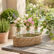 Article Duo déco : panier en fibre naturelle tressée avec 3 bouteilles en verre transparent