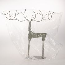Article Sculpture de cerf décorative en métal finition vert menthe 45x48 cm pour intérieur