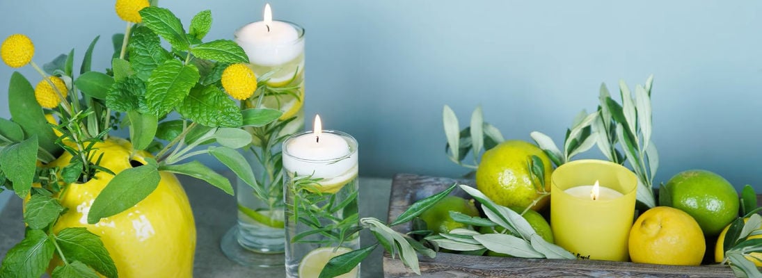 Déco de balcon avec bougies parfumées citrons et bougies flottantes