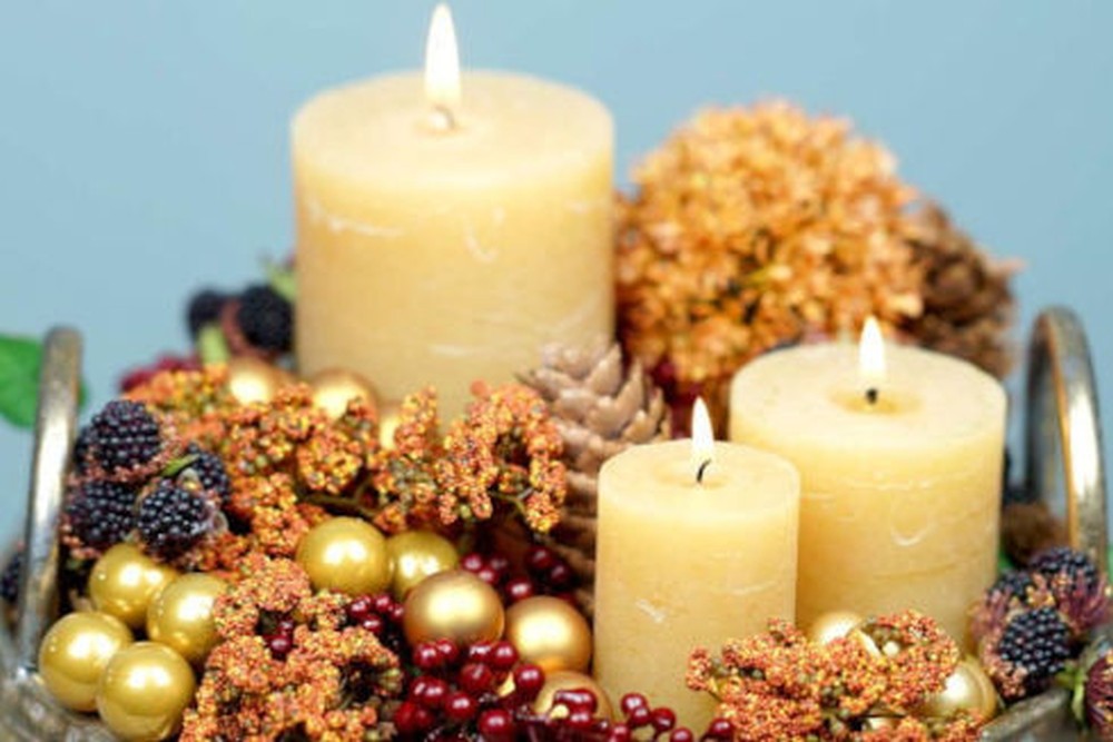 Déco d’automne dorée avec bougies et matières naturelles