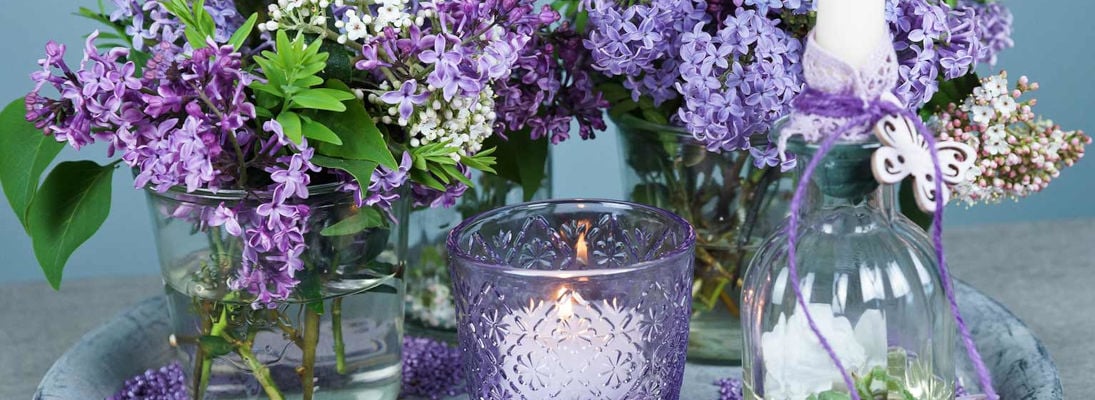 Déco printanière avec lilas photophore chandelles et vases en verre