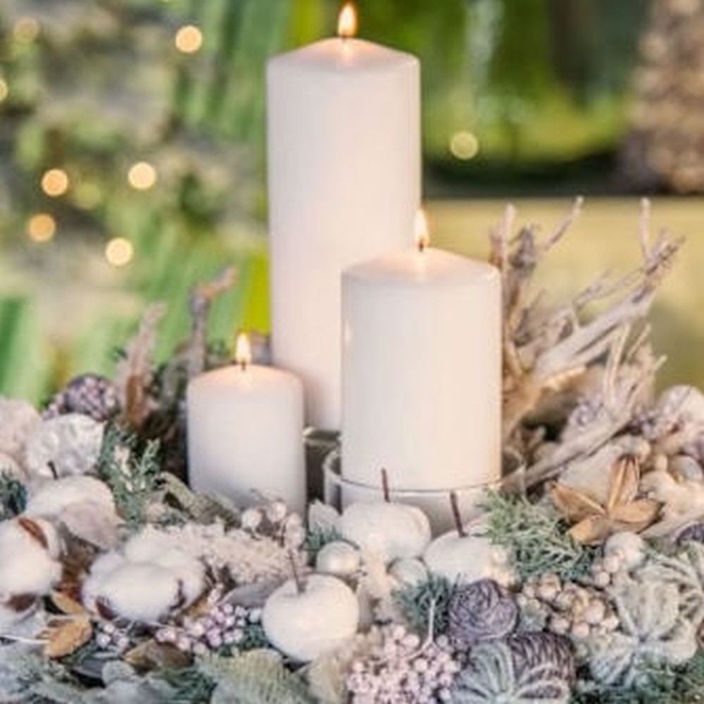 Table d’hiver blanche avec bougies et matières naturelles