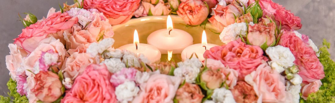 Couronne de roses avec bougies flottantes pour une table d’été