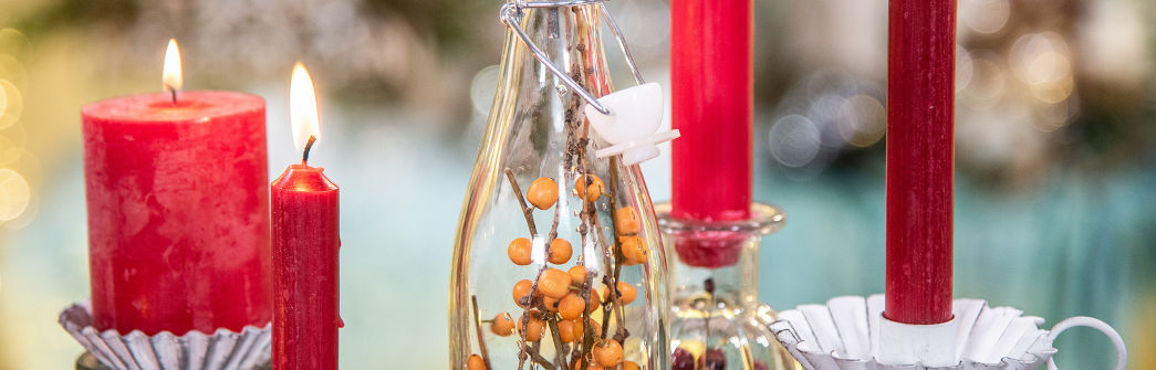 Table de Noël festive avec bougies rouges et feuillage de sapin