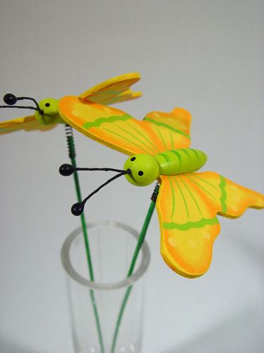 Floristik24 Papillon sur pic bois vert/jaune 7cm (24 pcs)