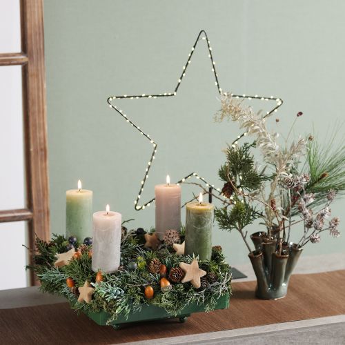 Article Plateau décoratif carré en métal vert avec base en bois 25,5×25,5cm