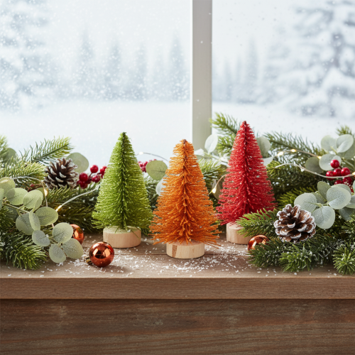 Lot de 6 sapins miniatures décoratifs en plastique avec base bois 12cm vert rouge orange | Floristik24.fr