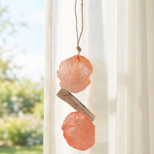 Article Suspension décorative en coquillages capiz et bois flotté orange 35 cm
