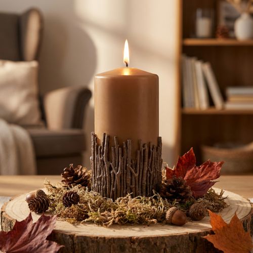 Bougie cylindrique décorative caramel avec motif de branches 150x70mm | Floristik24.fr