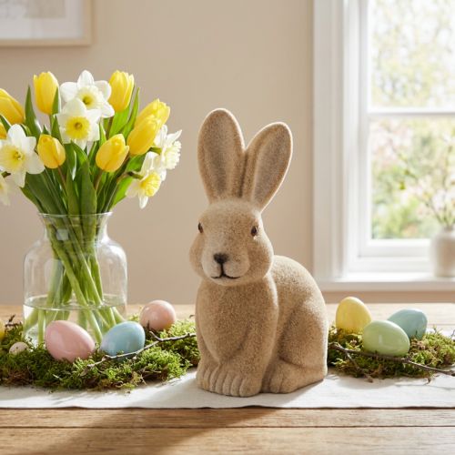 Lapin décoratif assis en plastique floqué brun clair – Hauteur 22 cm | Floristik24.fr
