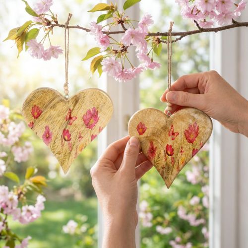 Article Cœurs décoratifs en bois à suspendre avec fleurs roses et papillon H18cm – Lot de 2