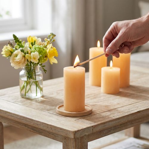 Bougies cylindriques en cire teintée Apricot clair 50×100 mm – Lot de 4 | Floristik24.fr