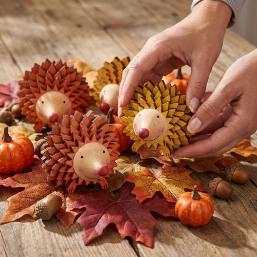 Lot de 4 hérissons décoratifs en bois aux couleurs d'automne 8×7×6 cm | Floristik24.fr