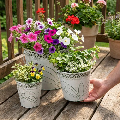 Article Pots décoratifs en métal blanc et vert, relief floral, style Shabby Chic, set de 3
