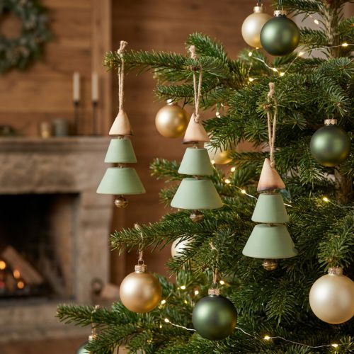 Décoration à Suspendre Sapins en Bois Vert et Naturel avec Clochette 10cm Lot de 4 | Floristik24.fr