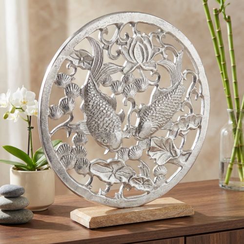 Dekoration en métal argenté avec socle en bois et motif de carpes Koï - Ø32cm | Floristik24.fr