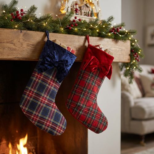 Botte de Père Noël à carreaux avec nœud pour la suspendre, 43 cm, 2 pièces | Floristik24.fr