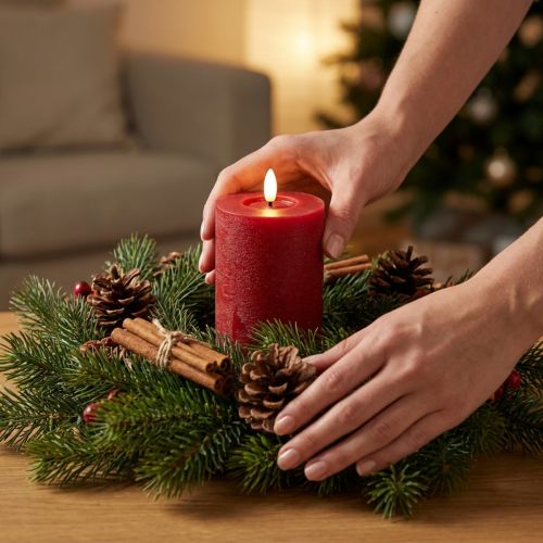 Bougie pilier LED en cire véritable rouge avec minuterie et lumière blanc chaud, 12 cm | Floristik24.fr
