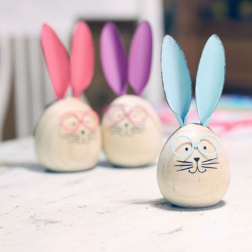 Article Figurines décoratives de lapins à visages variés, pour une touche ludique sur les tables et les étagères, 14 cm, lot de 3.