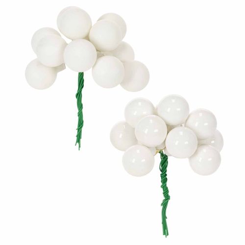 ProductNameMini boules décoratives en verre sur fil, blanches mates et brillantes, 25 mm, lot de 140/ProductName
ProductDescription<h2>Mini boules blanches en verre sur fil pour vos décorations florales</h2>
<p>Ce lot comprend 140 mini boules en verre bla acheter | Floristik24.fr