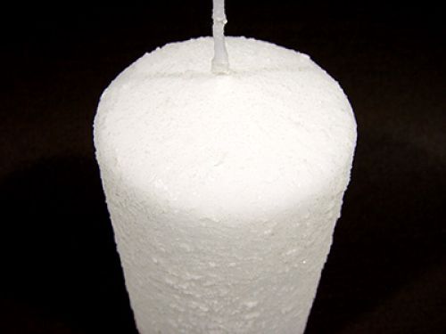 Floristik24 Bougie pilier blanche givrée avec une surface rugueuse