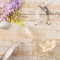 Ruban décoratif blanc avec motif cœur 20 mm x 15 m en polyester | Floristik24.fr