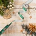 Ruban cadeau à carreaux en polyester 15 mm x 20 m rouge, vert et blanc pour emballages de Noël | Floristik24.fr