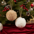 Pompons décoratifs suspendus en fausse fourrure 7 cm blanc et beige, lot de 6 | Floristik24.fr