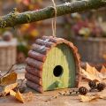 Maison décorative suspendue en bois vert et brun avec toit arrondi 16,5×10×17cm | Floristik24.fr