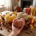 Lot de 3 citrouilles décoratives en velours jaune, beige et brun rouille Ø18cm | Floristik24.fr