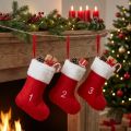 Chaîne de 24 Bottes en Feutrine Rouge et Blanche pour Calendrier de l’Avent à Garnir | Floristik24.fr