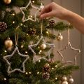 Lot de 4 étoiles en bois à suspendre – 20 cm, naturel et blanc | Floristik24.fr