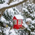 Maison à oiseaux rouge et blanche en métal avec toit ouvrant H19cm | Floristik24.fr