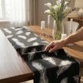 Tête de table en organza motif plumes 30 cm x 5 m | Floristik24.fr