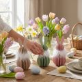 Décoration de Table Pâques Lapins en Bois Colorés avec Plumes – Lot de 3, 15 cm | Floristik24.fr